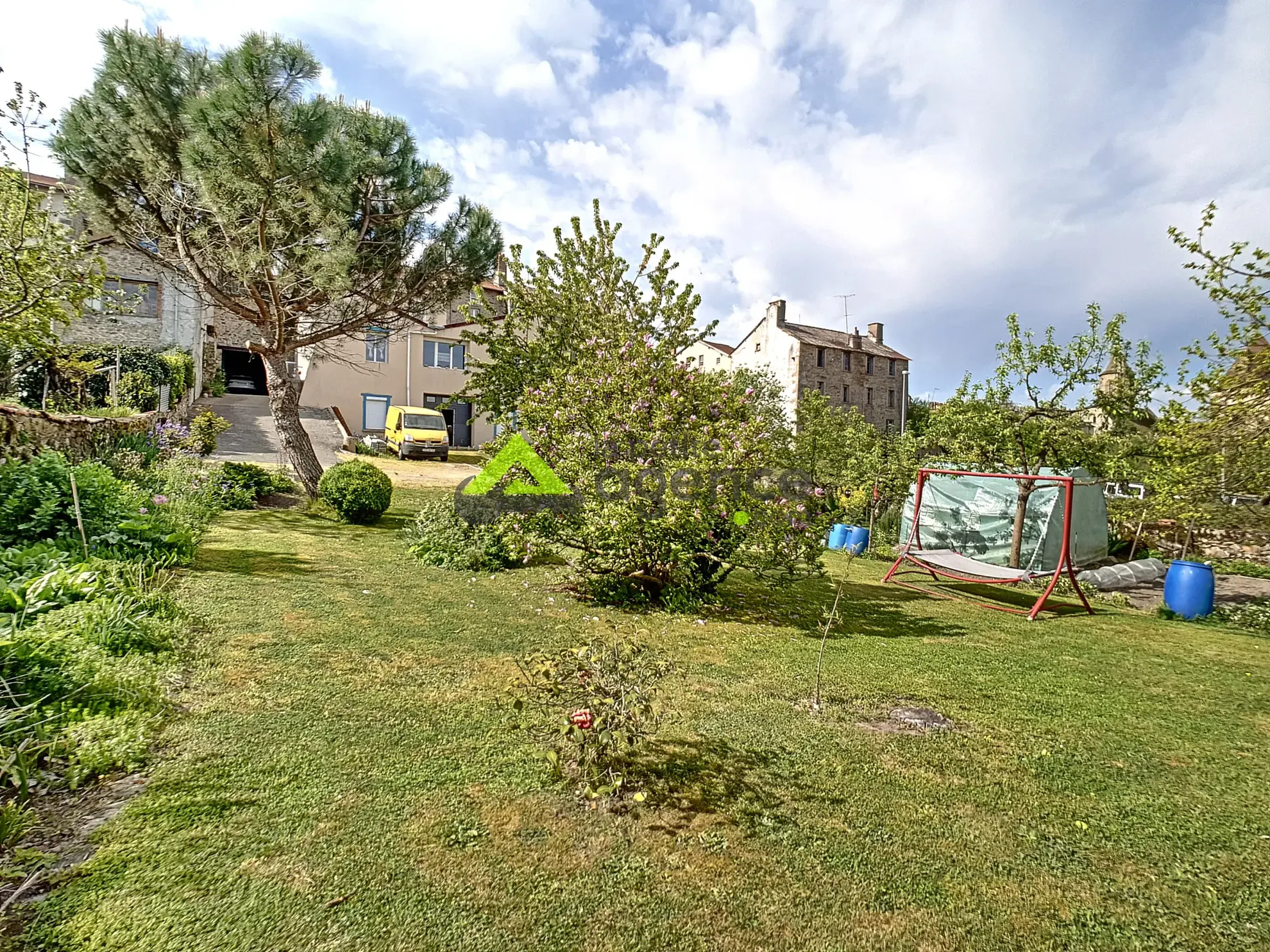 Ensemble immobilier à Bourganeuf de 294 m² avec potentiel locatif 