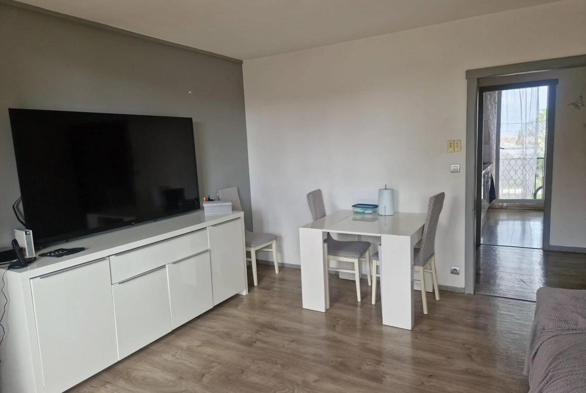 Appartement T3 à vendre à Marignane avec balcon, cave et résidence avec espaces verts 