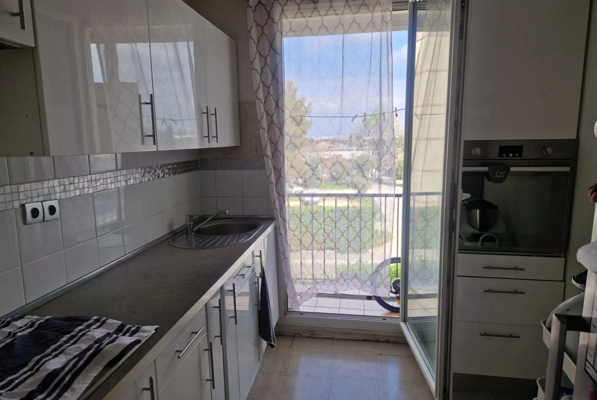 Appartement T3 à vendre à Marignane avec balcon, cave et résidence avec espaces verts 
