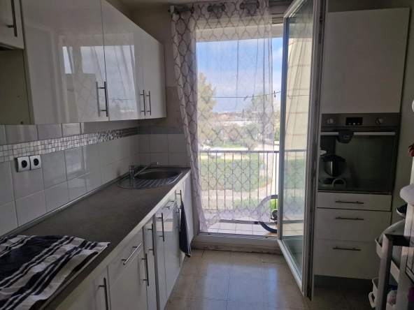 Appartement T3 à vendre à Marignane avec balcon, cave et résidence avec espaces verts