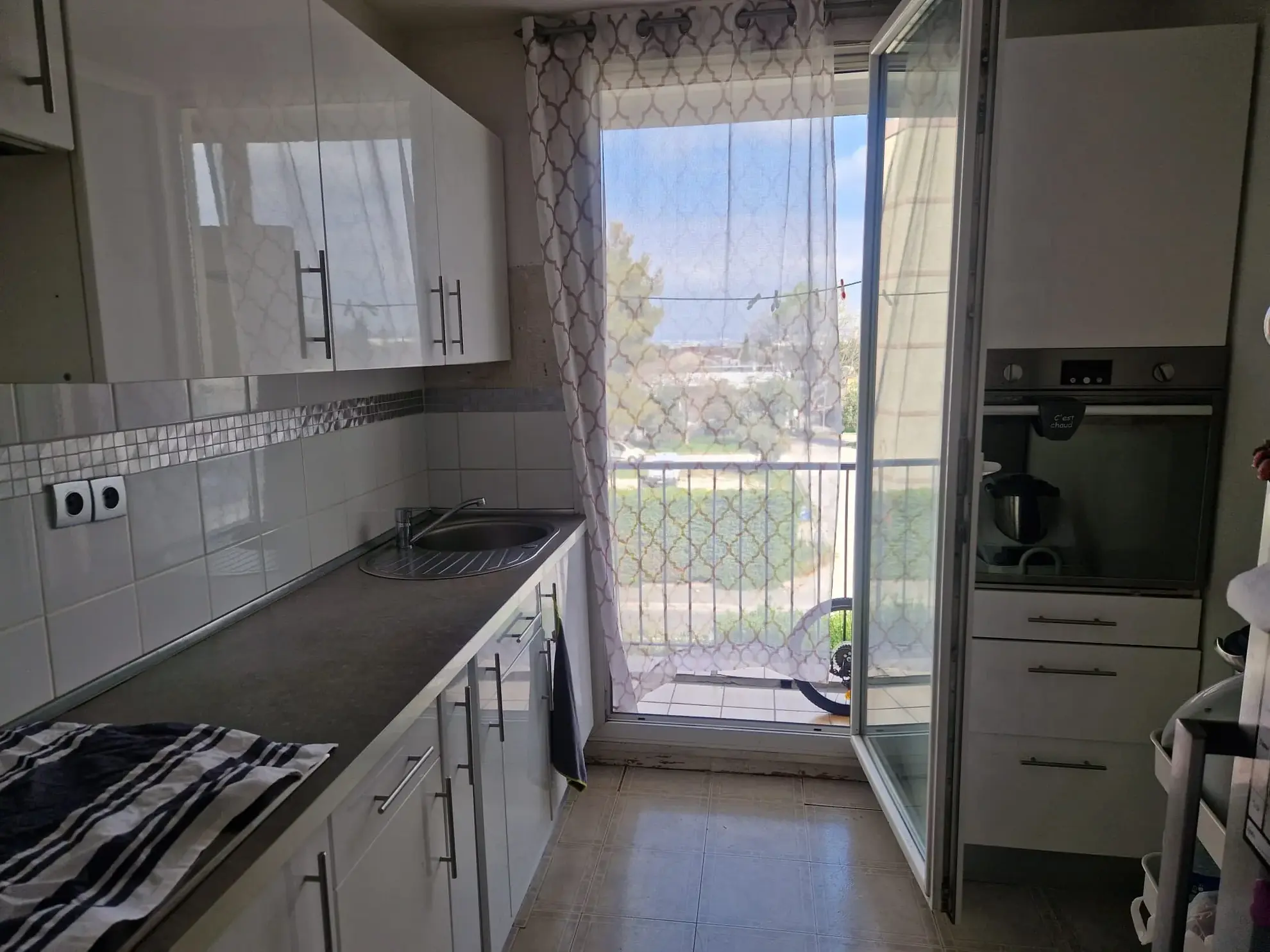 Appartement T3 à vendre à Marignane avec balcon, cave et résidence avec espaces verts 