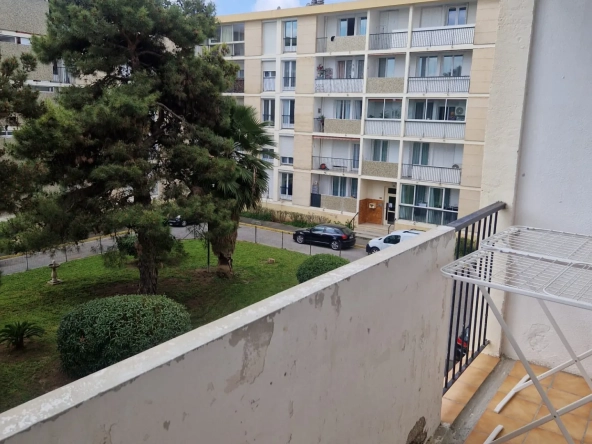 Appartement T3 à vendre à Marignane avec balcon, cave et résidence avec espaces verts 