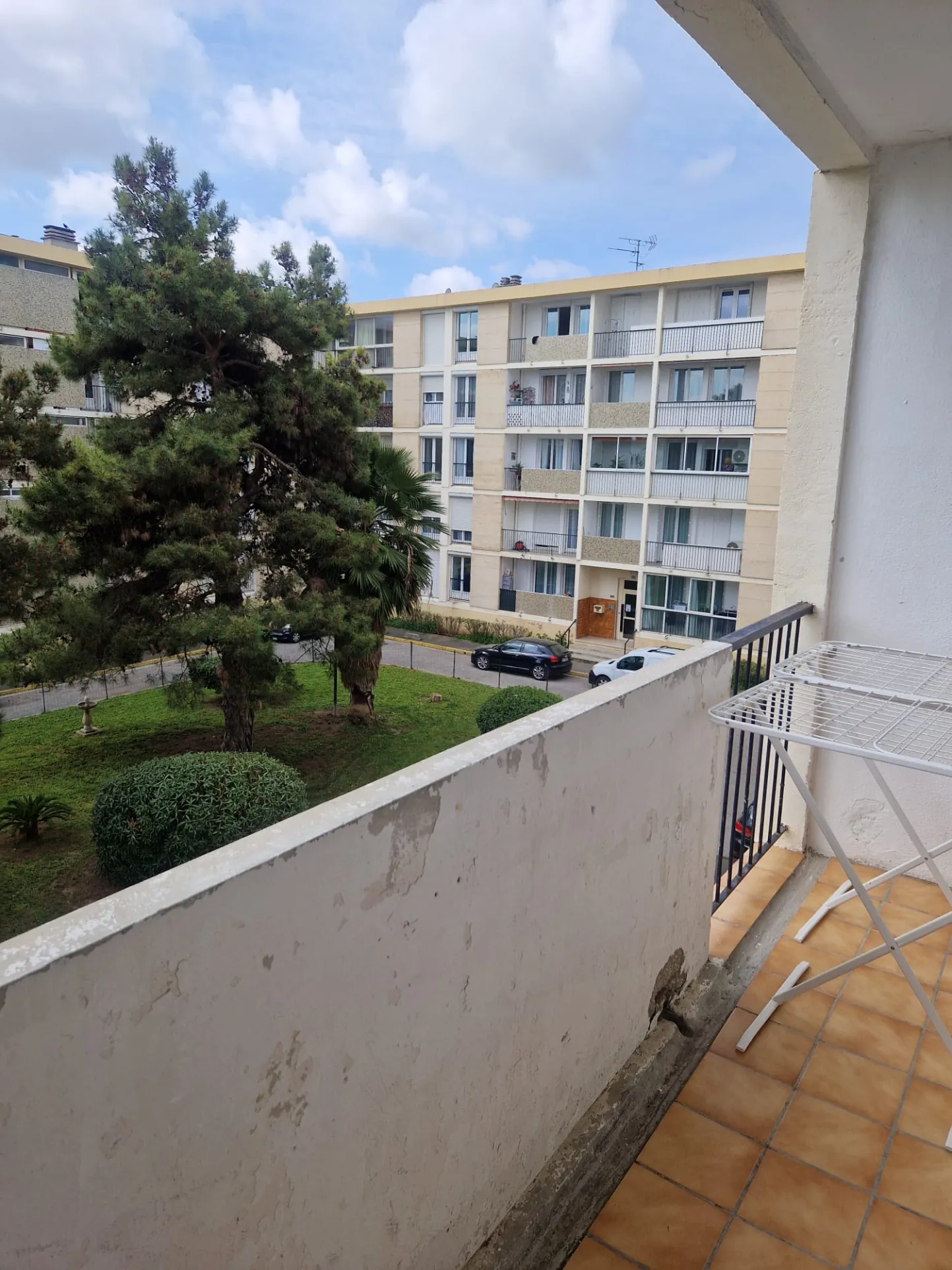 Appartement T3 à vendre à Marignane avec balcon, cave et résidence avec espaces verts 