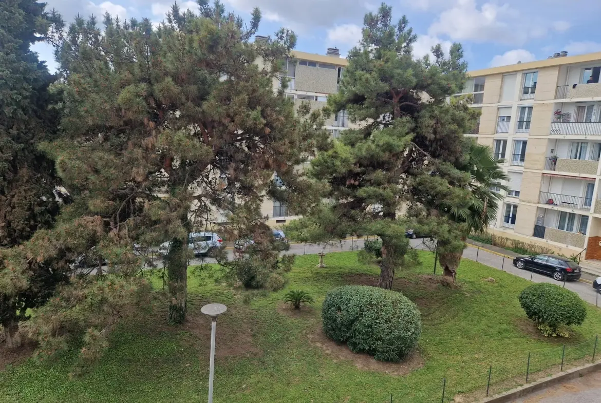 Appartement T3 à vendre à Marignane avec balcon, cave et résidence avec espaces verts 