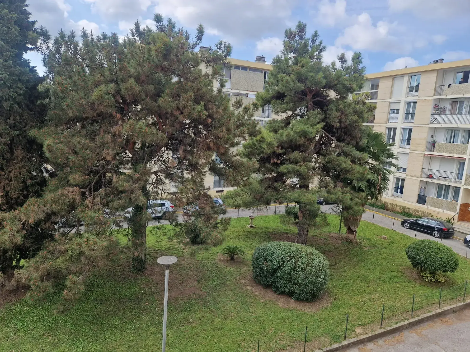 Appartement T3 à vendre à Marignane avec balcon, cave et résidence avec espaces verts 