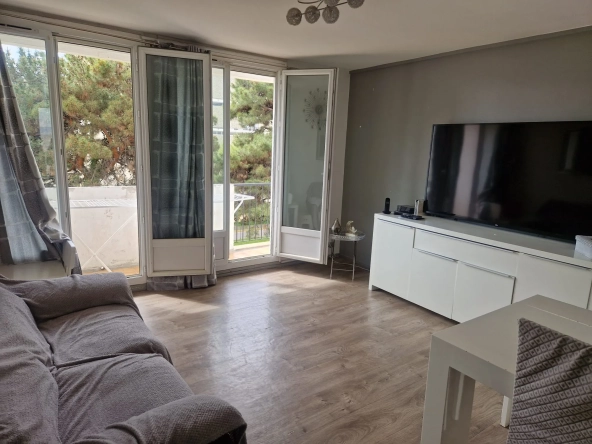 Appartement T3 à vendre à Marignane avec balcon, cave et résidence avec espaces verts 