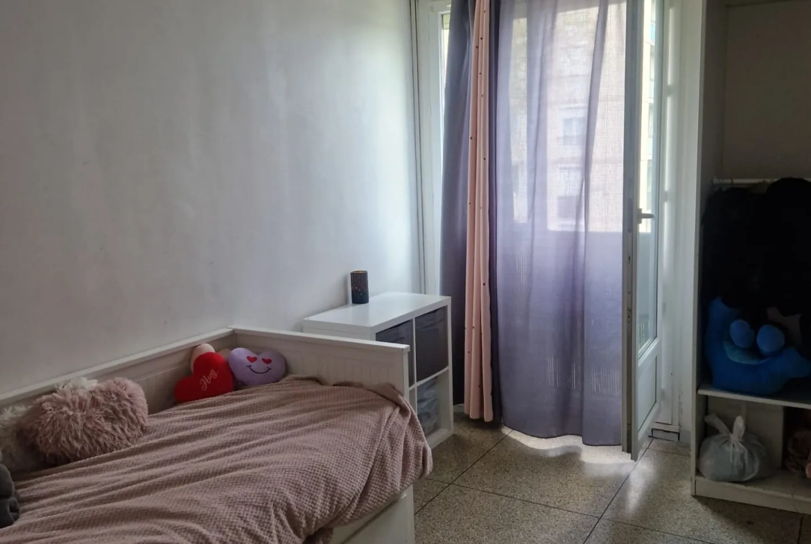 Appartement T3 à vendre à Marignane avec balcon, cave et résidence avec espaces verts 