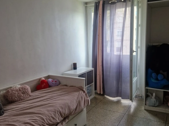Appartement T3 à vendre à Marignane avec balcon, cave et résidence avec espaces verts 