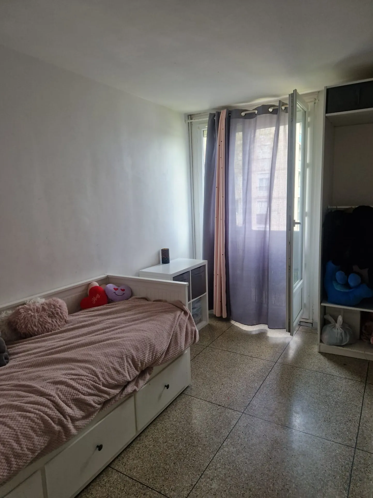 Appartement T3 à vendre à Marignane avec balcon, cave et résidence avec espaces verts 