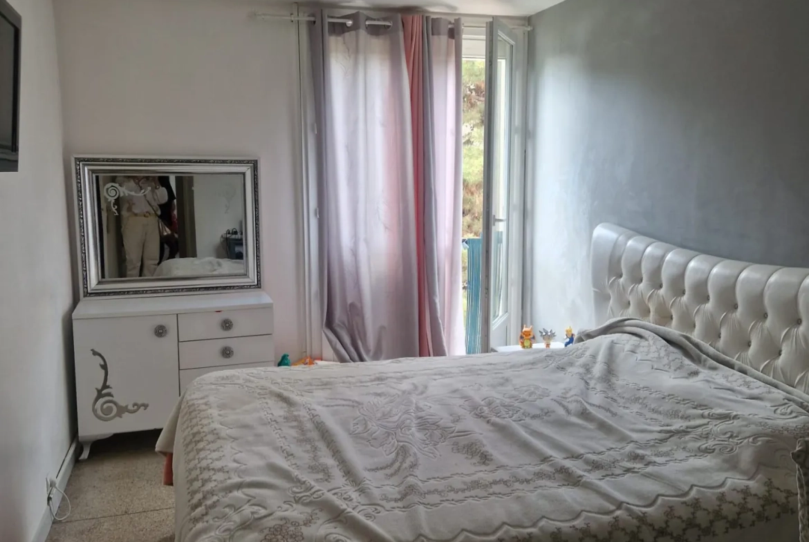 Appartement T3 à vendre à Marignane avec balcon, cave et résidence avec espaces verts 