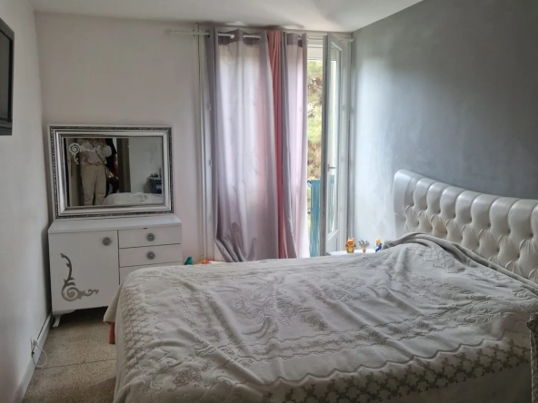 Appartement T3 à vendre à Marignane avec balcon, cave et résidence avec espaces verts 