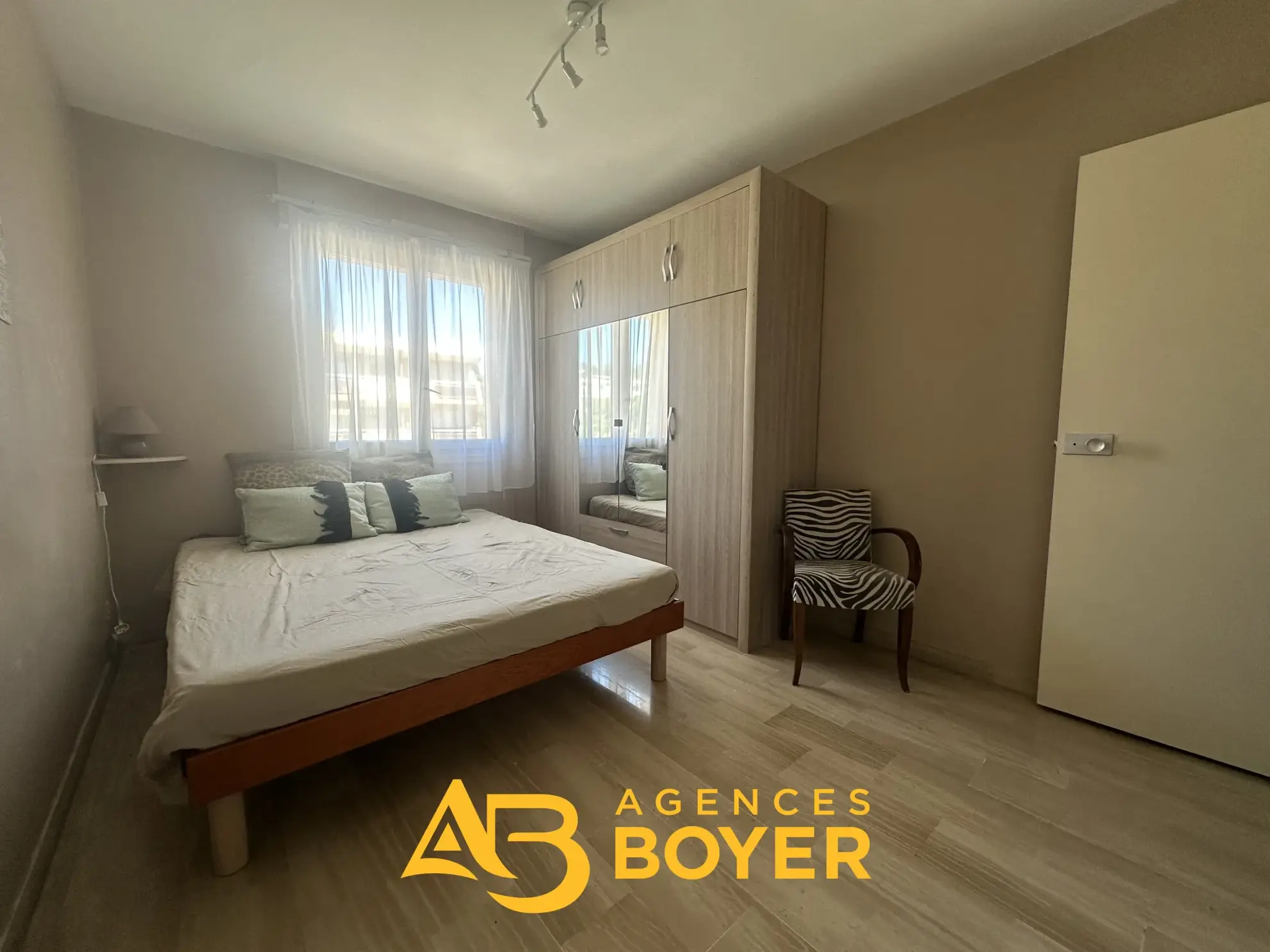 Appartement T2 à vendre à Bandol avec vue mer, parking et cave 