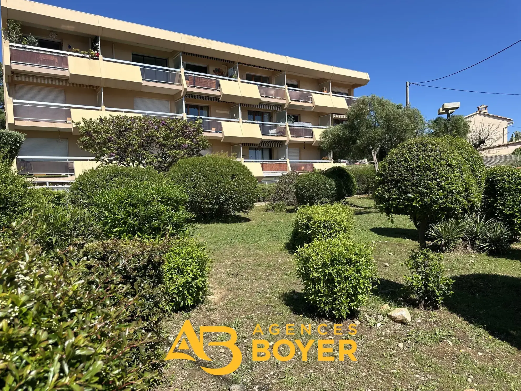 Appartement T2 à vendre à Bandol avec vue mer, parking et cave 