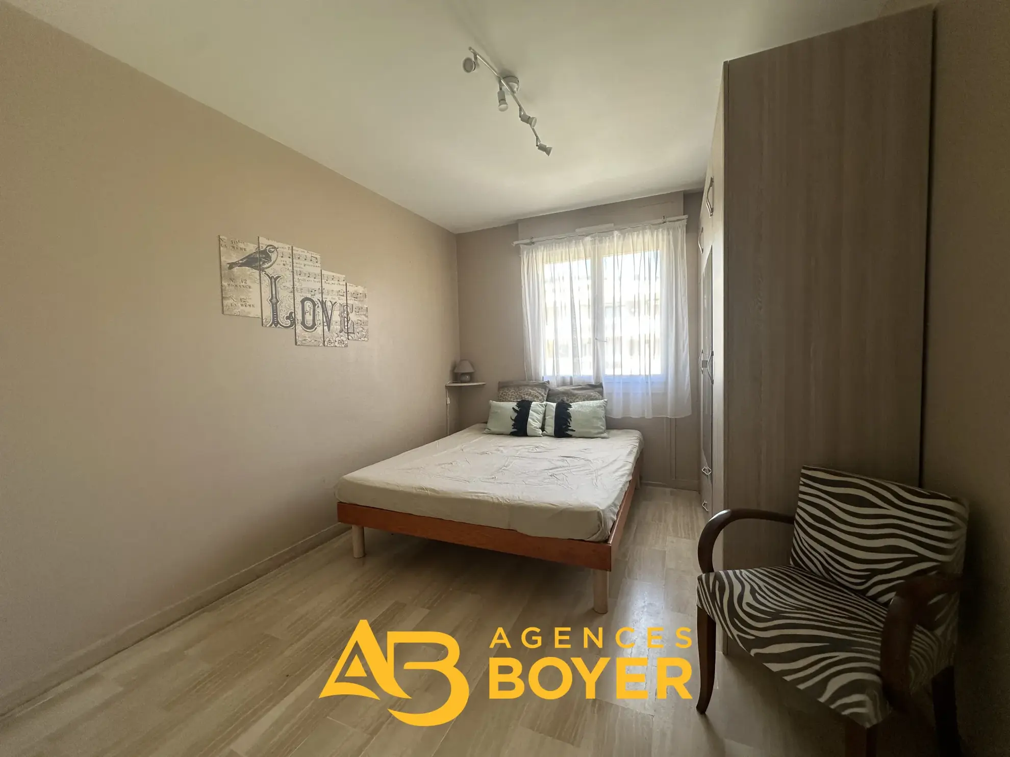 Appartement T2 à vendre à Bandol avec vue mer, parking et cave 