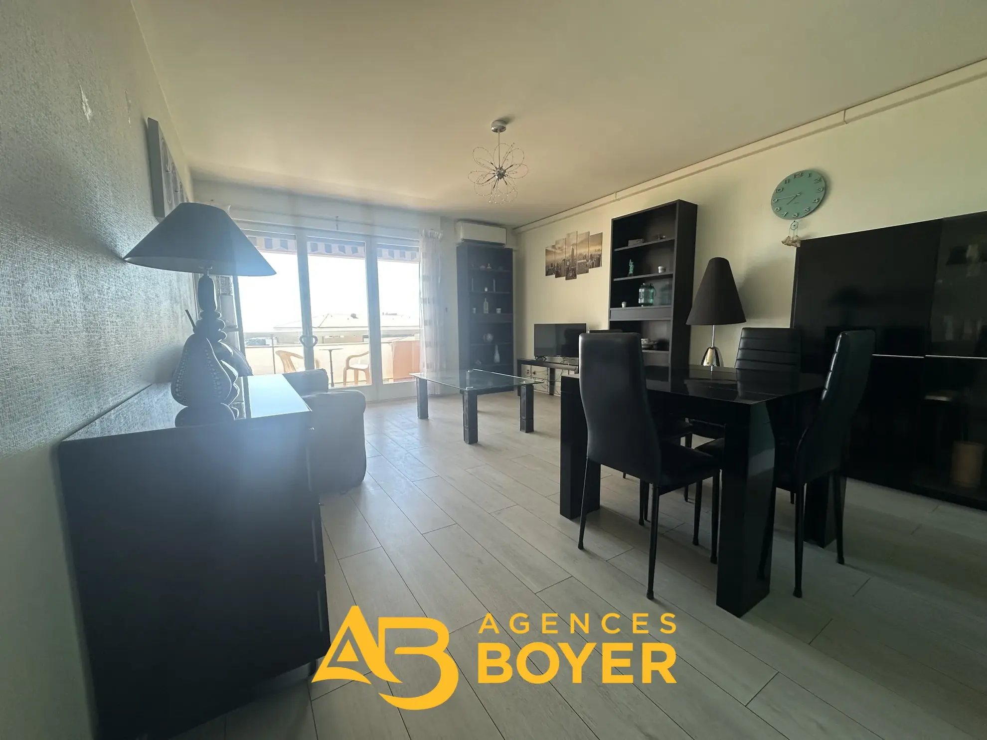 Appartement T2 à vendre à Bandol avec vue mer, parking et cave 