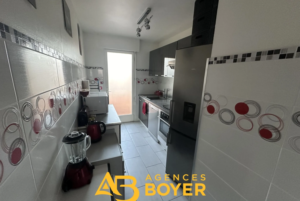 Appartement T2 à vendre à Bandol avec vue mer, parking et cave 