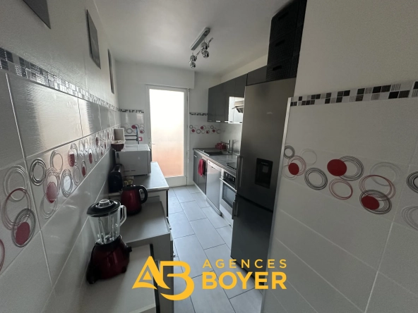 Appartement T2 à vendre à Bandol avec vue mer, parking et cave 