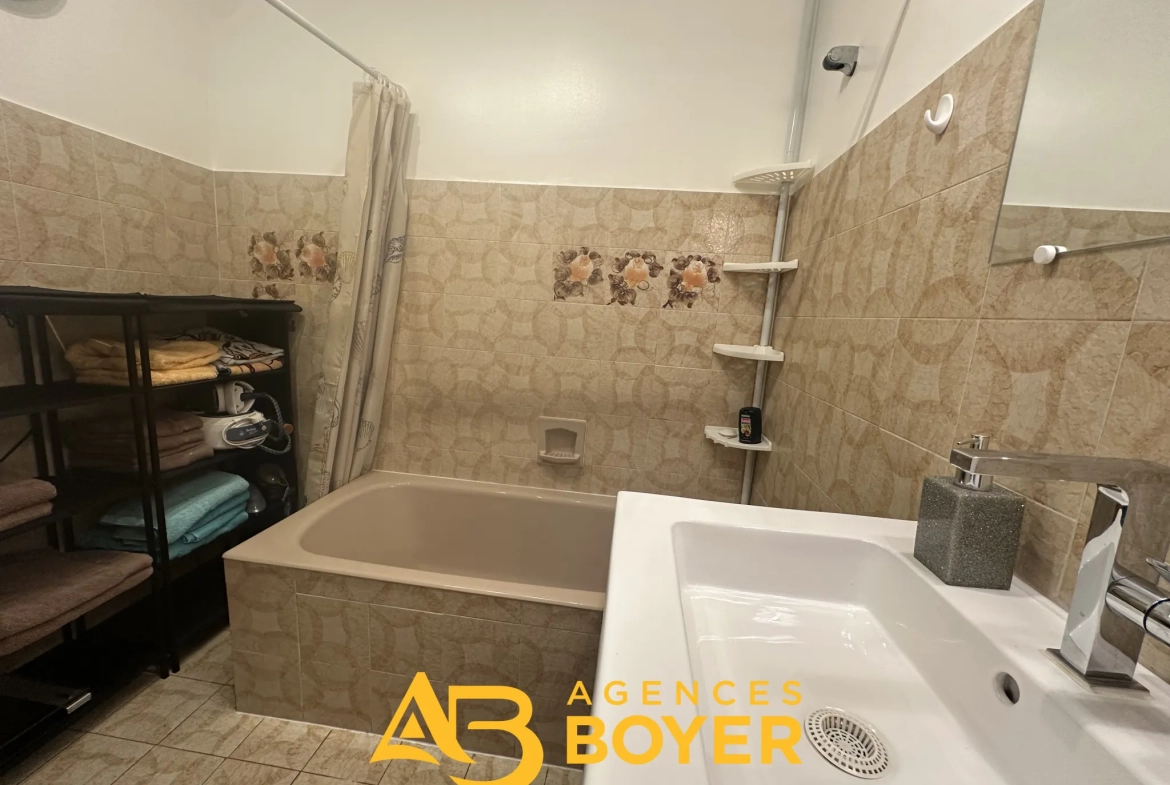 Appartement T2 à vendre à Bandol avec vue mer, parking et cave 