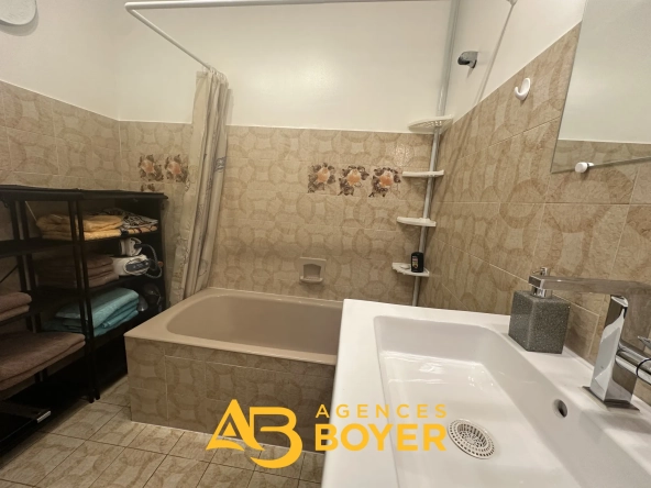 Appartement T2 à vendre à Bandol avec vue mer, parking et cave 