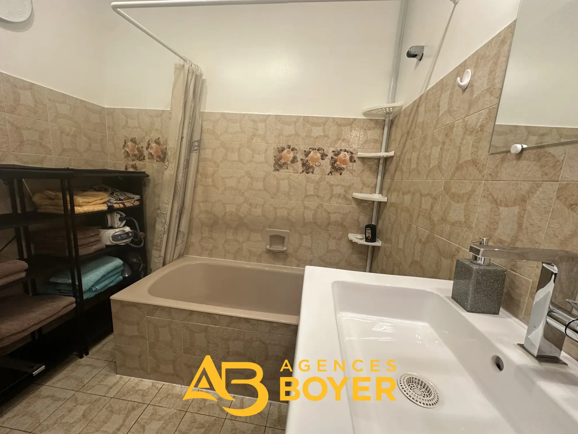 Appartement T2 à vendre à Bandol avec vue mer, parking et cave 