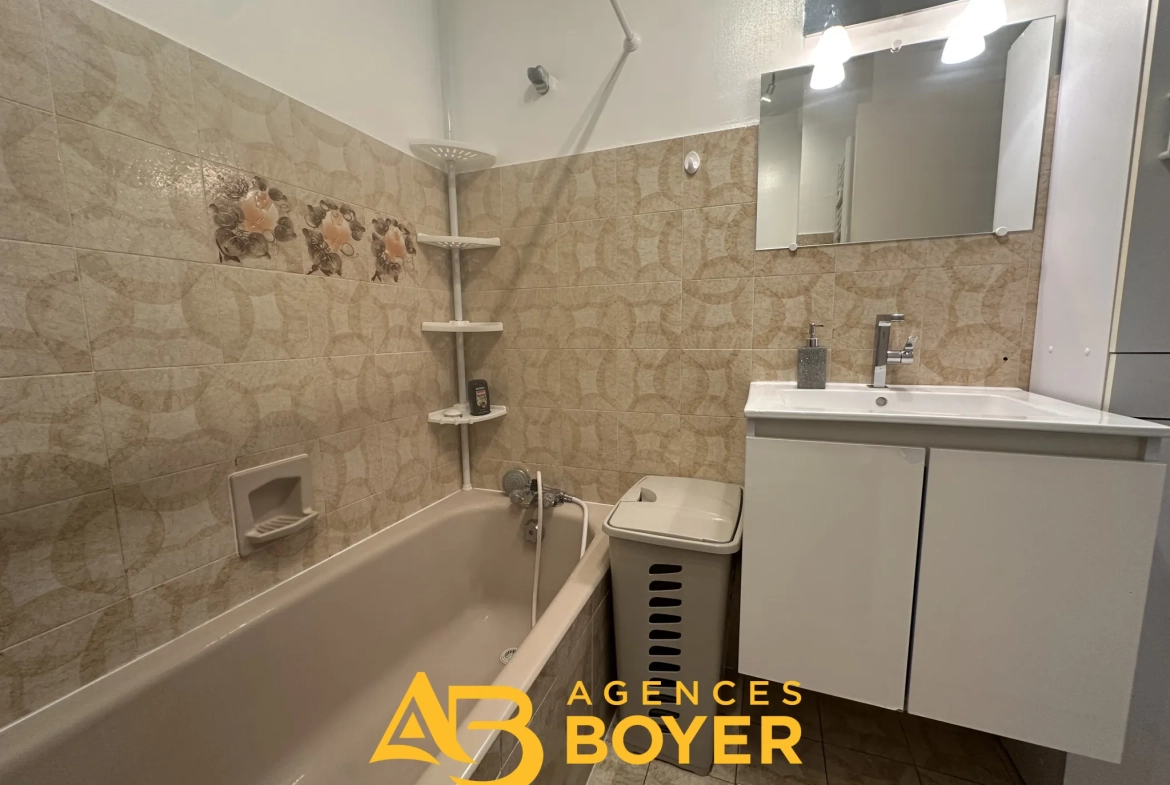 Appartement T2 à vendre à Bandol avec vue mer, parking et cave 