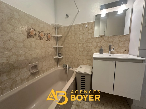 Appartement T2 à vendre à Bandol avec vue mer, parking et cave 