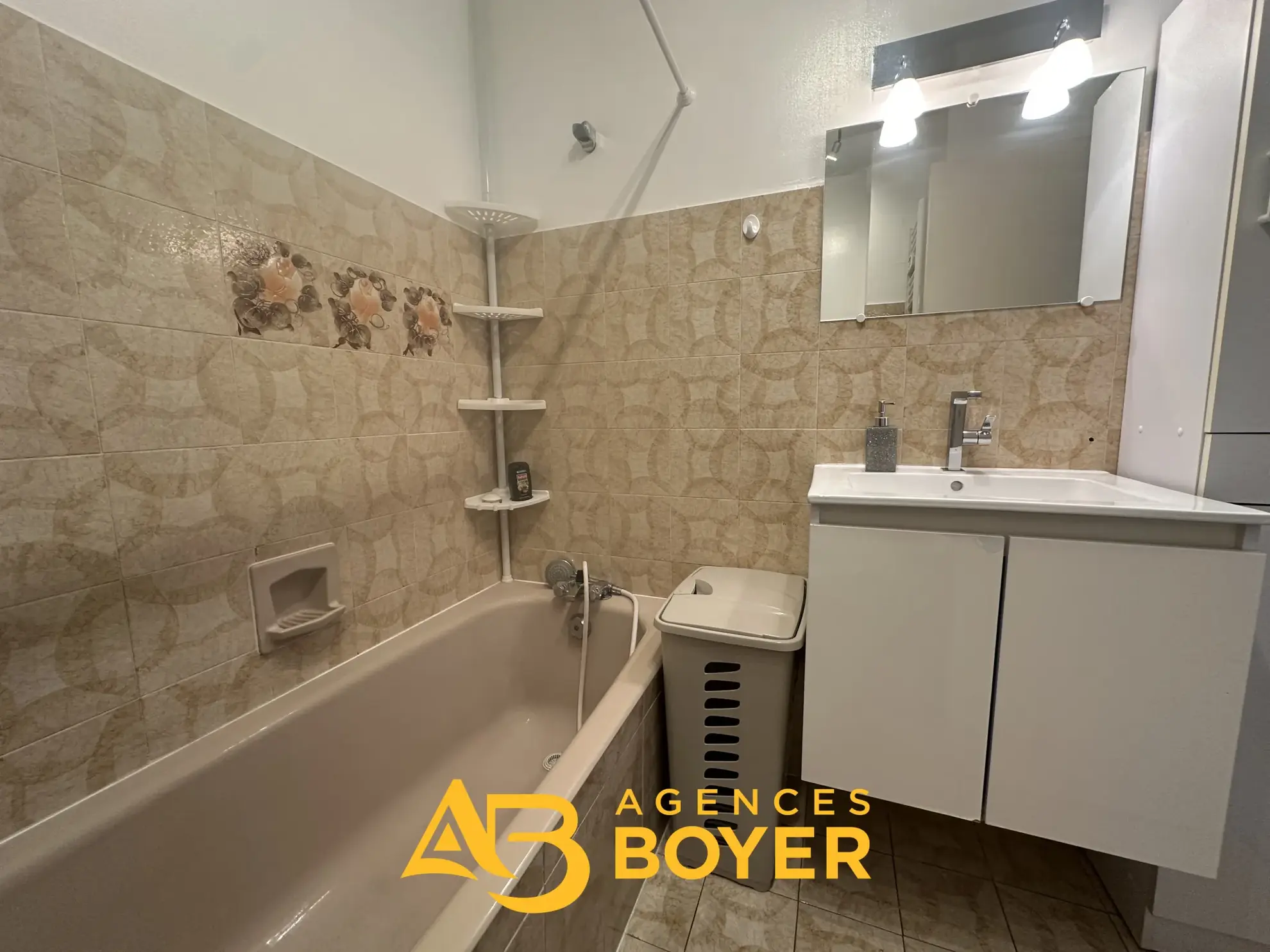 Appartement T2 à vendre à Bandol avec vue mer, parking et cave 