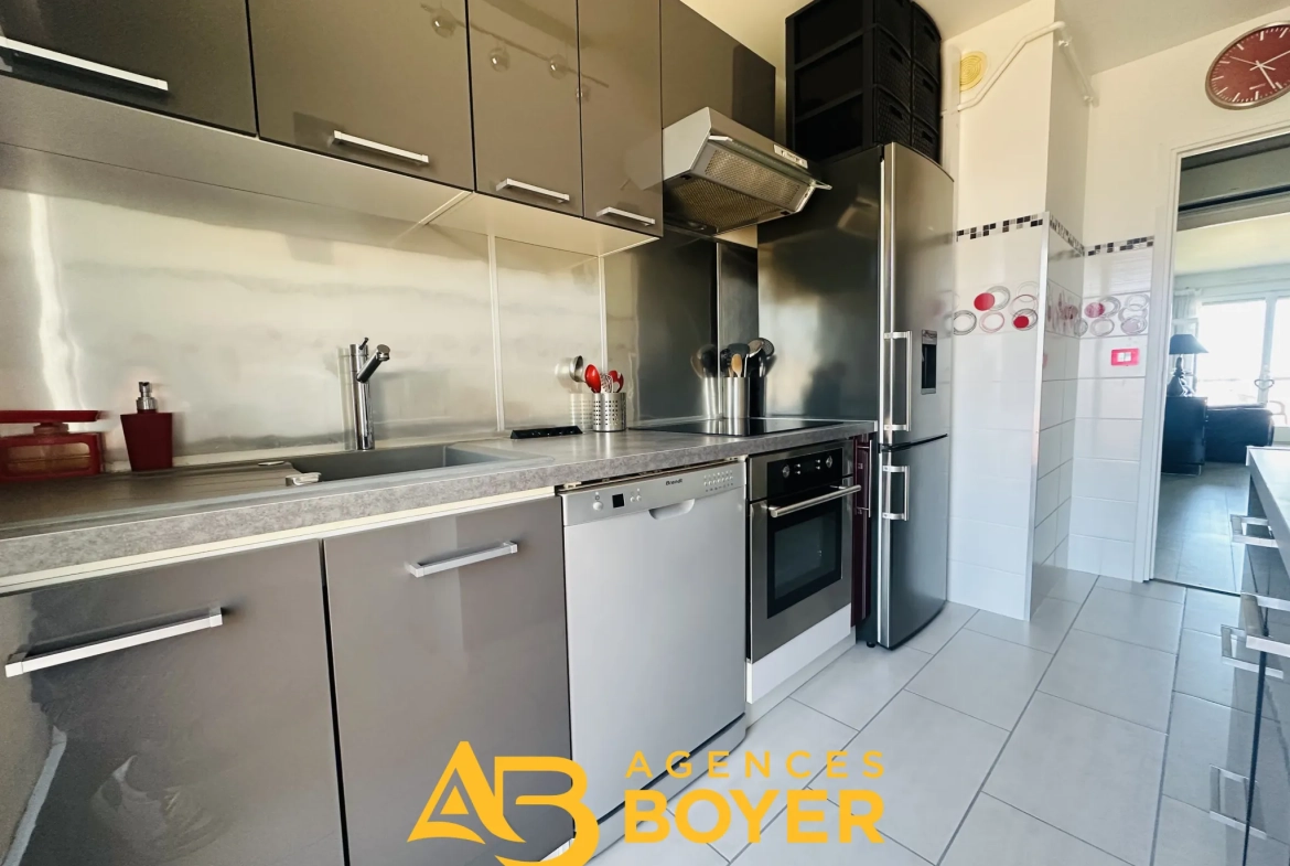 Appartement T2 à vendre à Bandol avec vue mer, parking et cave 
