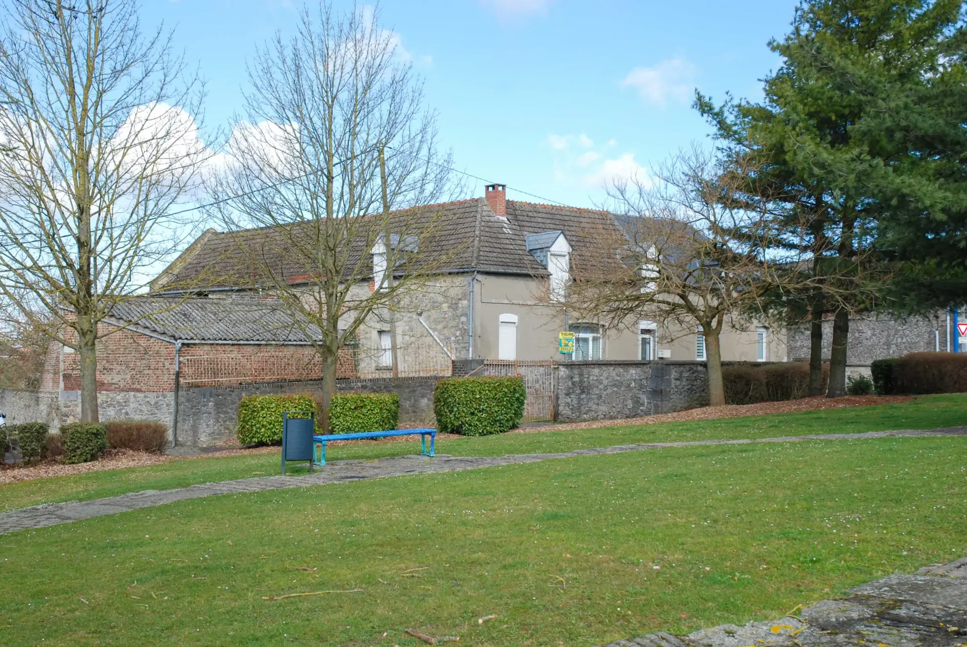 Maison semi-individuelle à vendre à Jeumont avec jardin et garage 