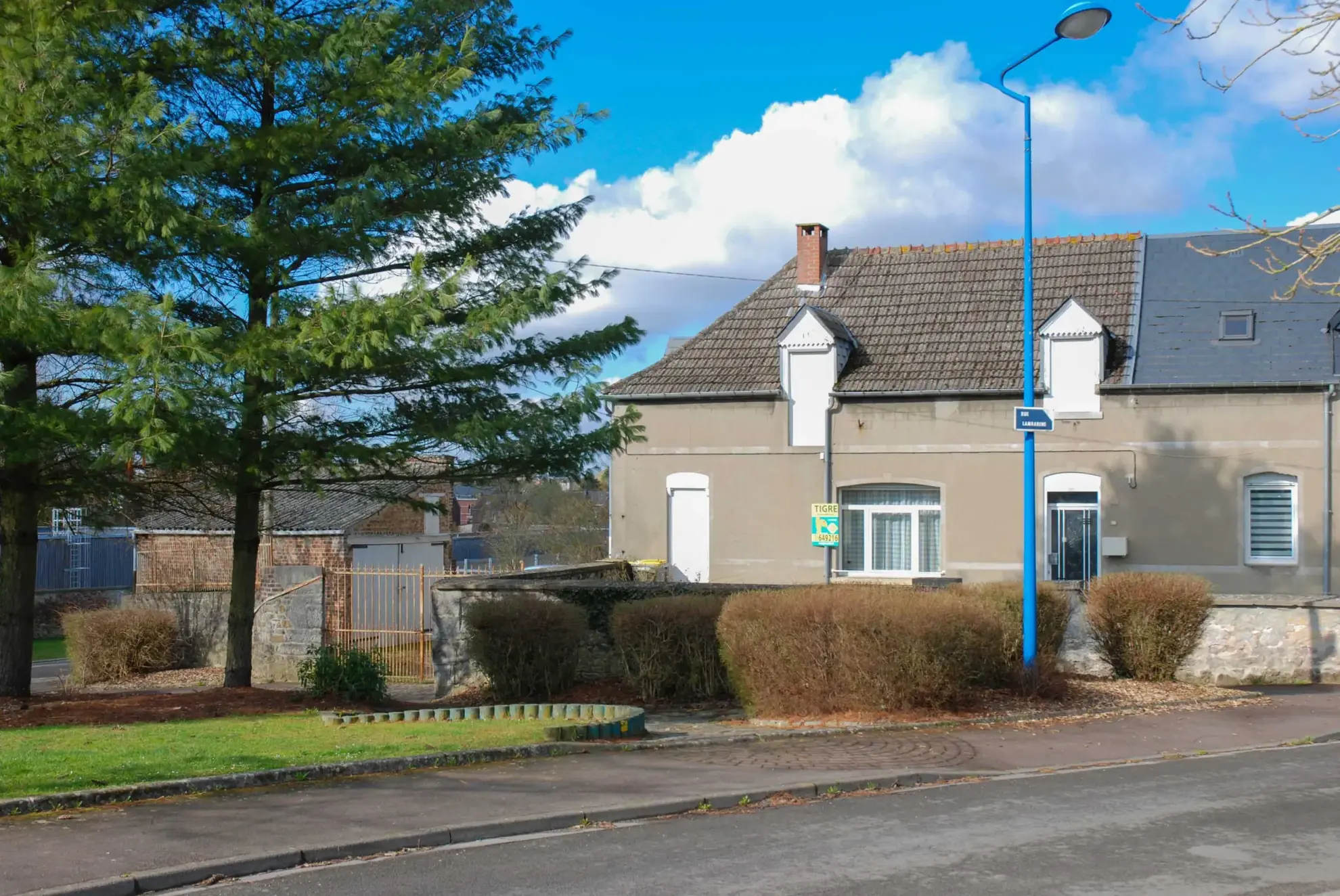 Maison semi-individuelle à vendre à Jeumont avec jardin et garage 