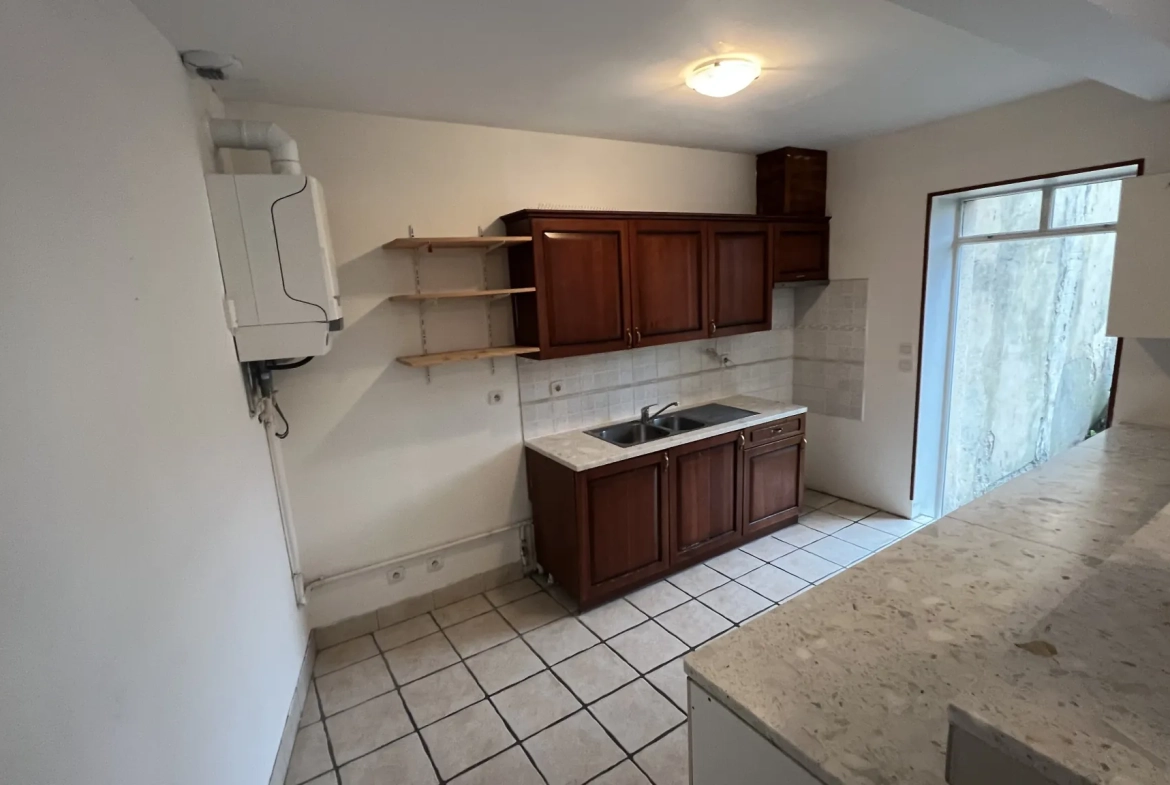 Vente maison de caractère de 116,07 m² à Alençon avec cour et parking 