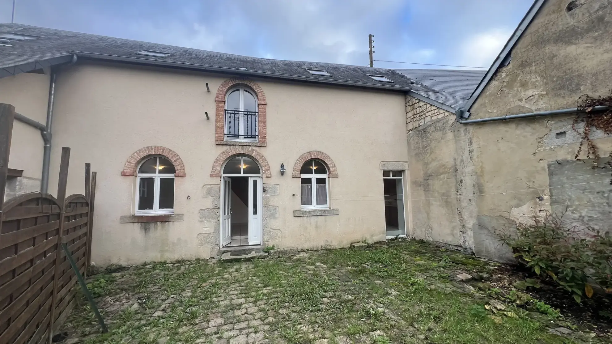 Vente maison de caractère de 116,07 m² à Alençon avec cour et parking 