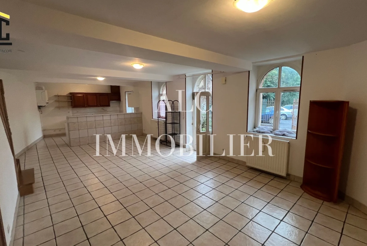 Vente maison de caractère de 116,07 m² à Alençon avec cour et parking 
