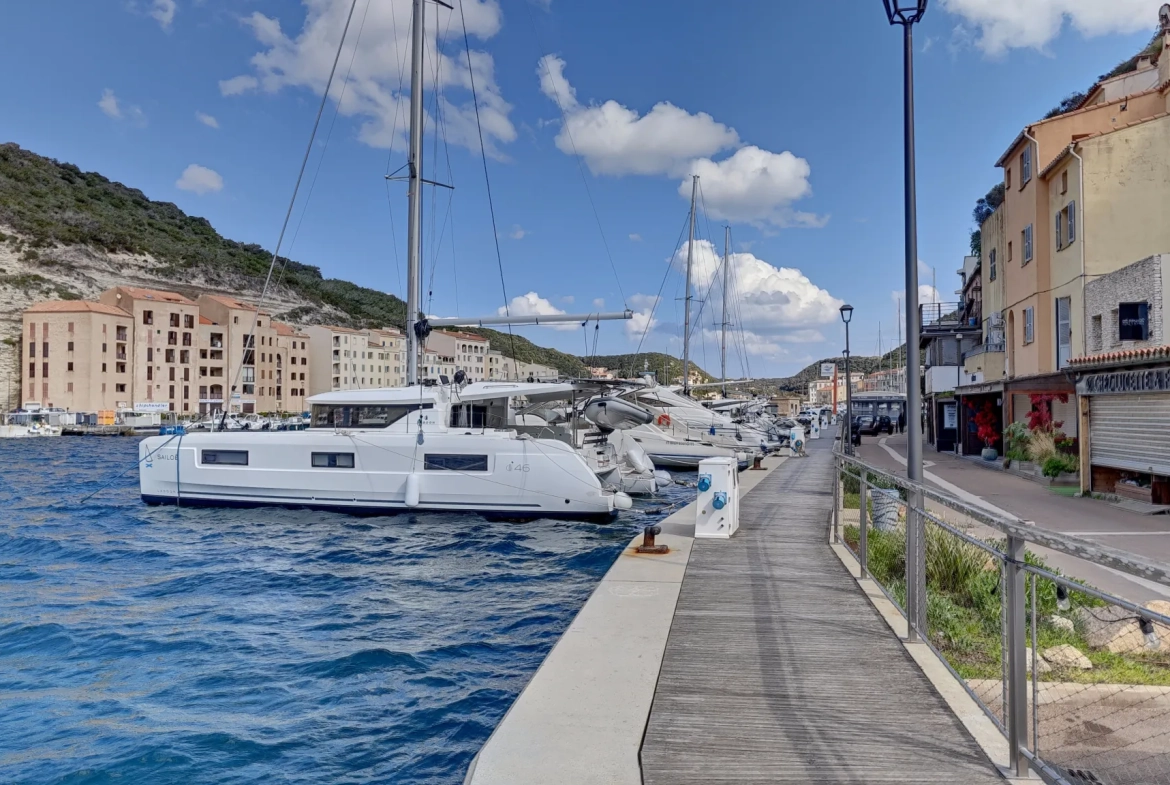 Appartement T2 bis avec vue mer à Bonifacio, excellent potentiel de rénovation 