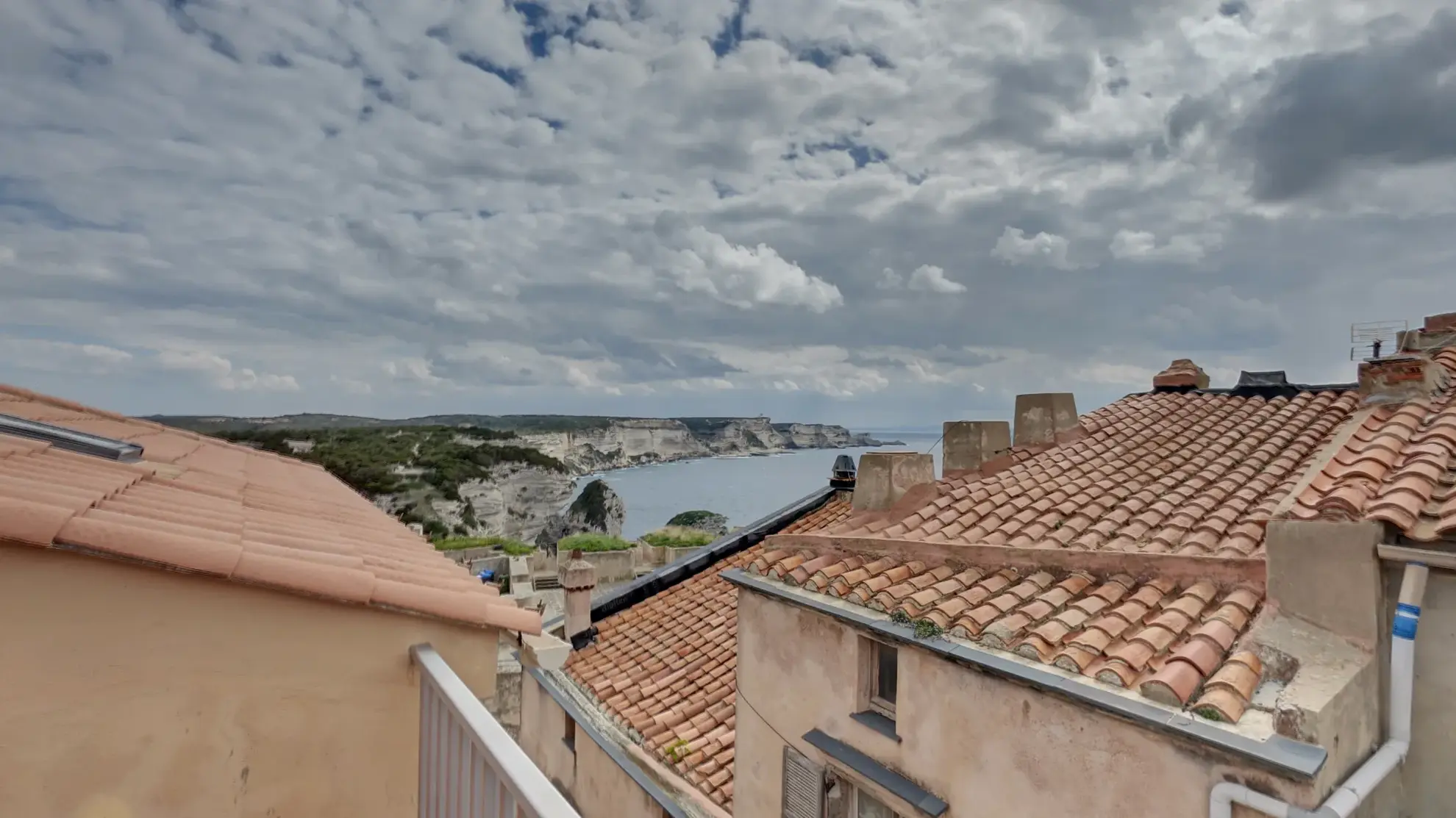 Appartement T2 bis avec vue mer à Bonifacio, excellent potentiel de rénovation 