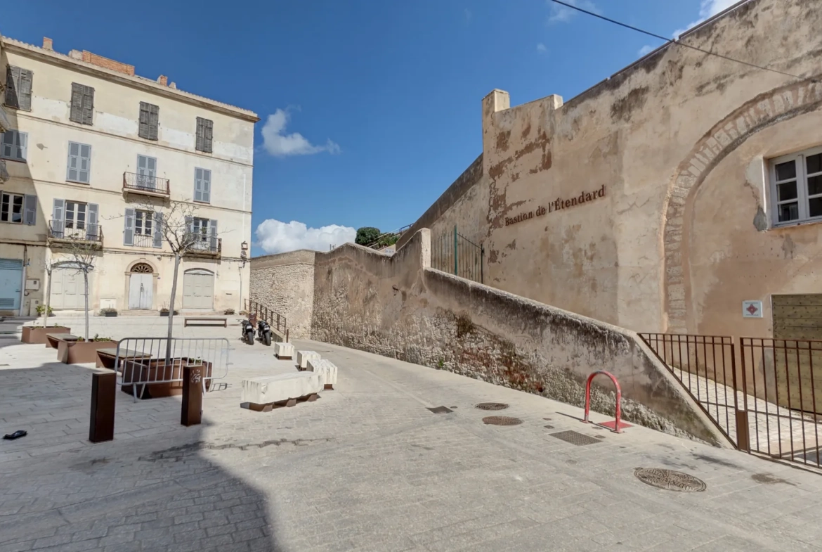 Appartement T2 bis avec vue mer à Bonifacio, excellent potentiel de rénovation 