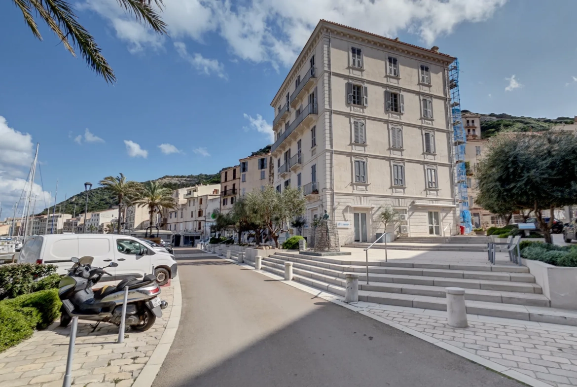 Appartement T2 bis avec vue mer à Bonifacio, excellent potentiel de rénovation 