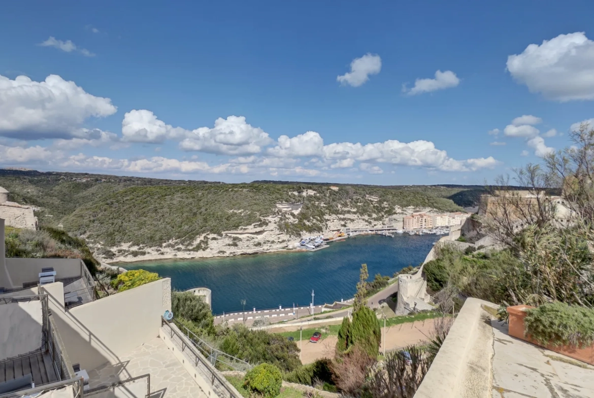 Appartement T2 bis avec vue mer à Bonifacio, excellent potentiel de rénovation 
