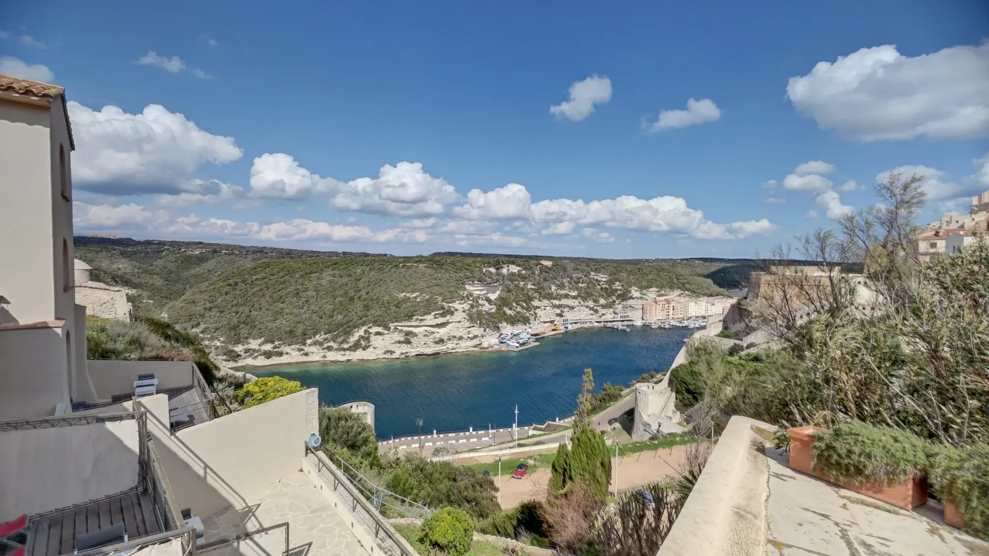 Appartement T2 bis avec vue mer à Bonifacio, excellent potentiel de rénovation 