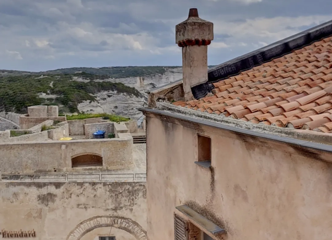 Appartement T2 bis avec vue mer à Bonifacio, excellent potentiel de rénovation 