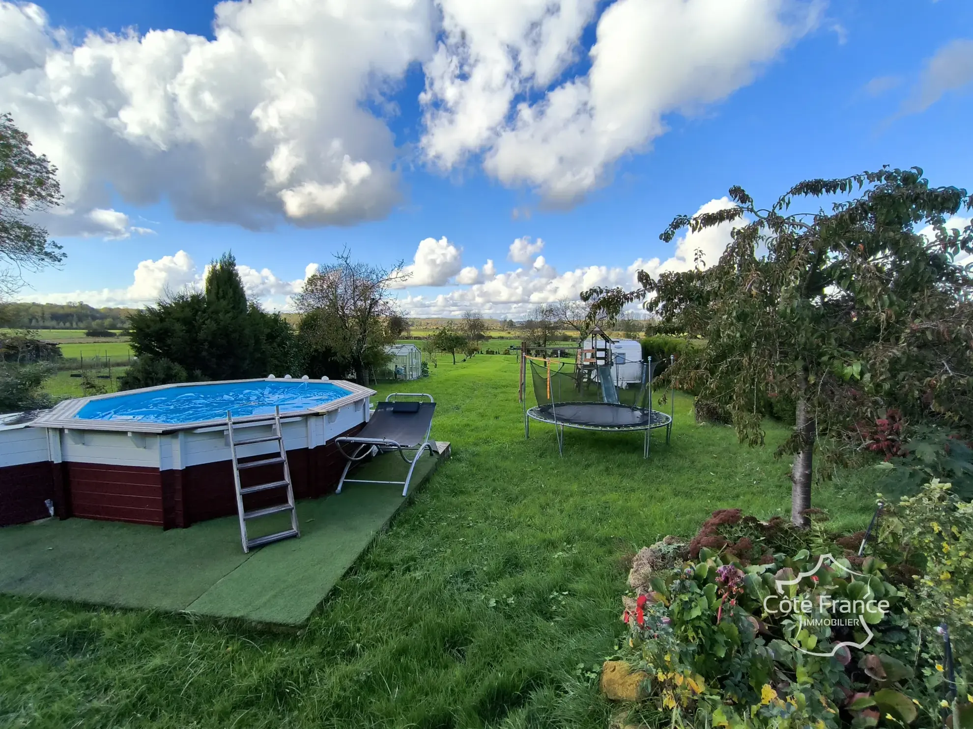 Charmante maison rénovée de 286 m² à GERMONT avec piscine et vue imprenable 