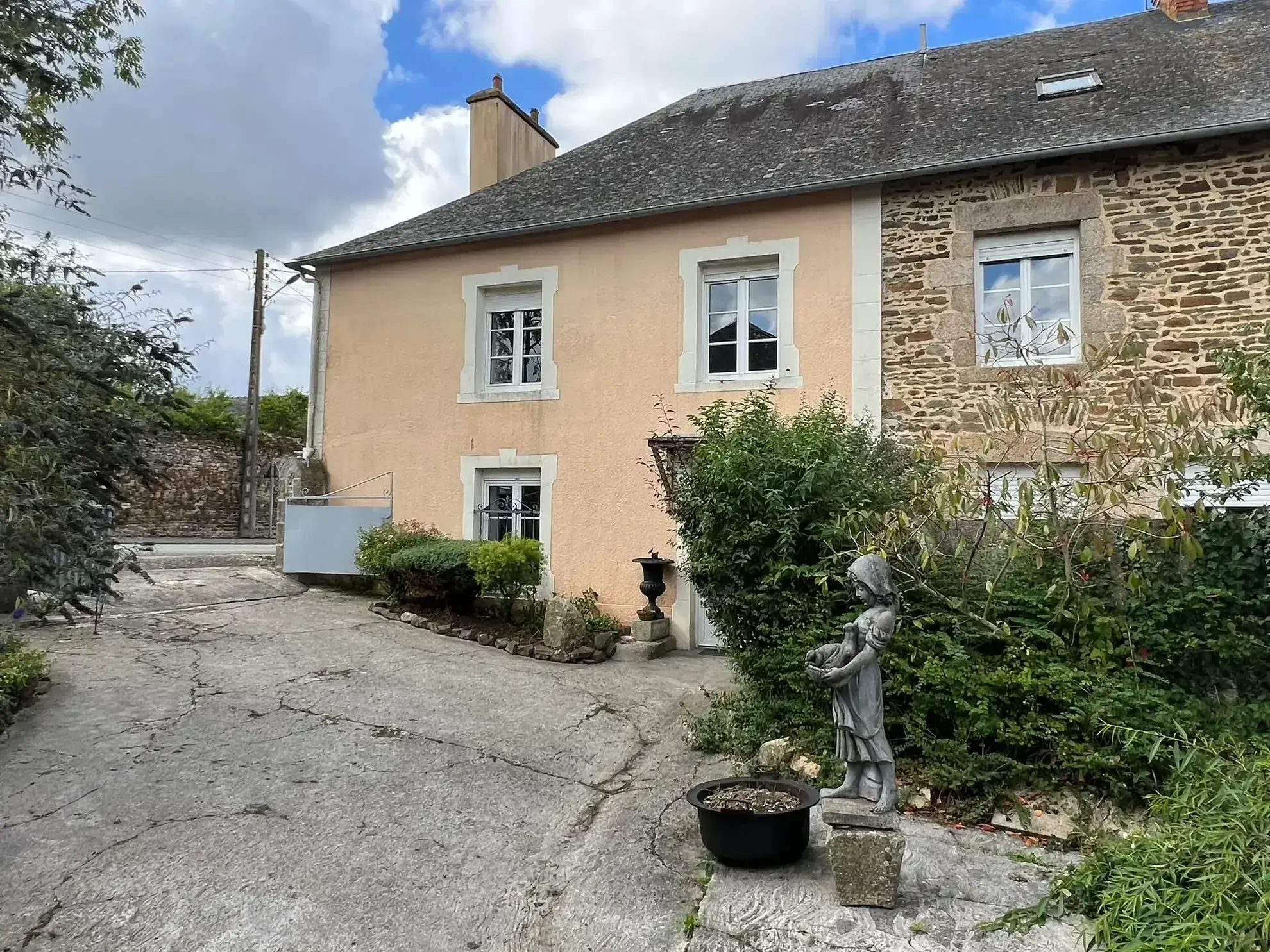 Maison en pierre de 135 m² à Pré-en-Pail avec dépendances et jardin 