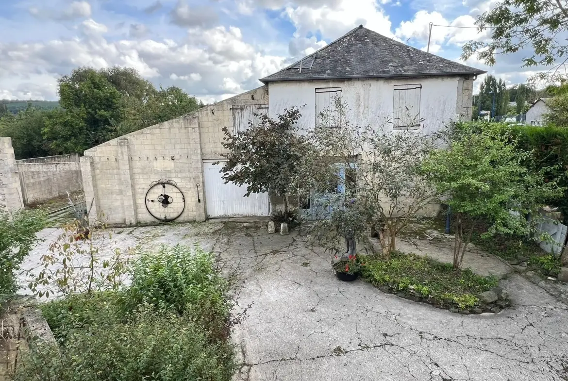 Maison en pierre de 135 m² à Pré-en-Pail avec dépendances et jardin 