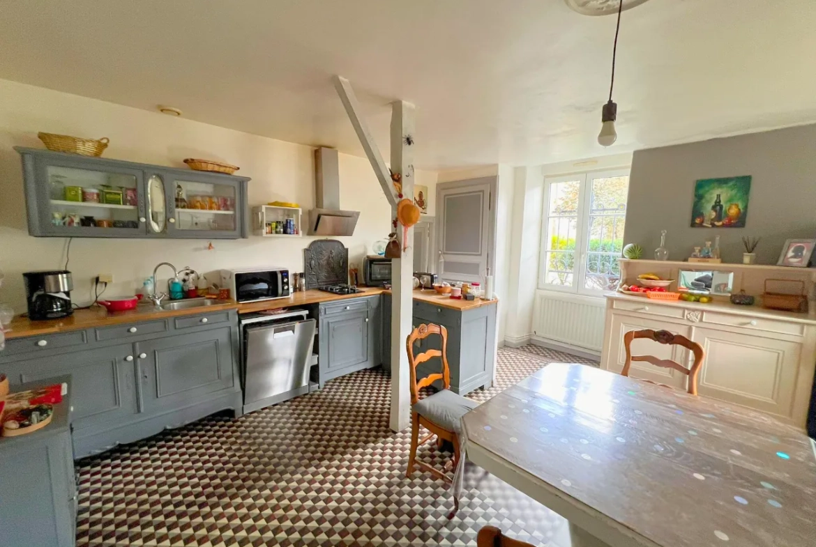 Maison en pierre de 135 m² à Pré-en-Pail avec dépendances et jardin 