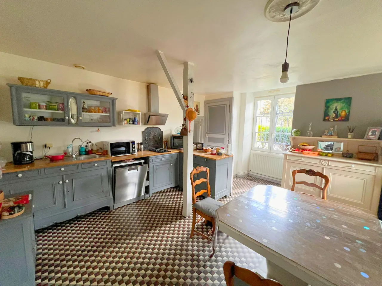 Maison en pierre de 135 m² à Pré-en-Pail avec dépendances et jardin 