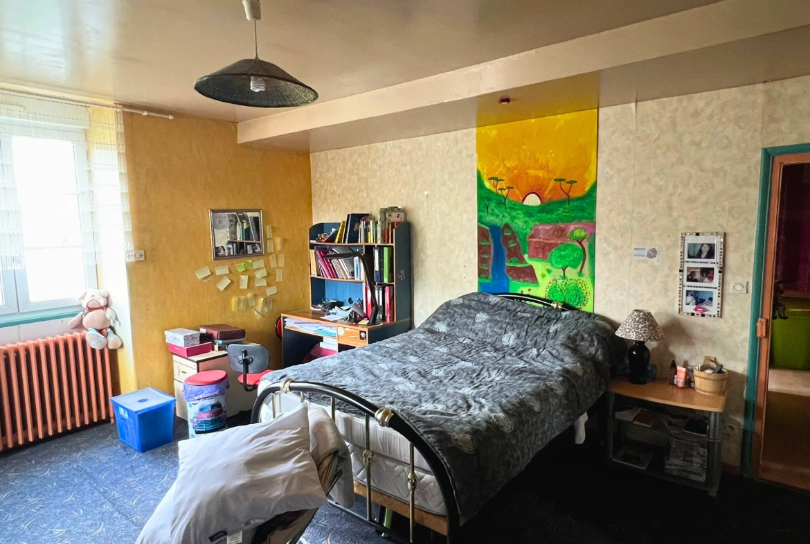 Maison en pierre de 135 m² à Pré-en-Pail avec dépendances et jardin 