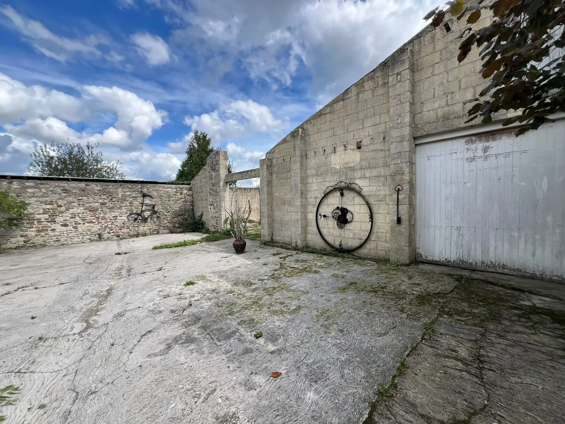 Maison en pierre de 135 m² à Pré-en-Pail avec dépendances et jardin 