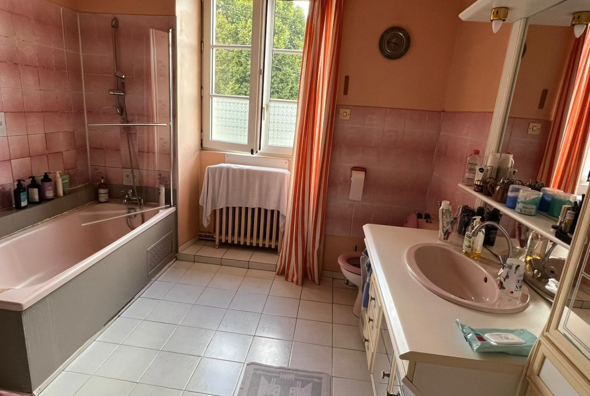 Maison en pierre de 135 m² à Pré-en-Pail avec dépendances et jardin 
