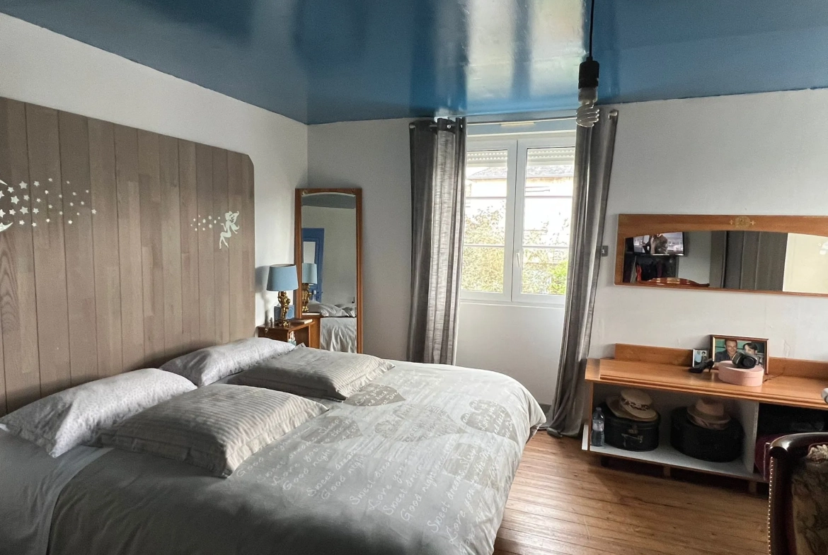 Maison en pierre de 135 m² à Pré-en-Pail avec dépendances et jardin 