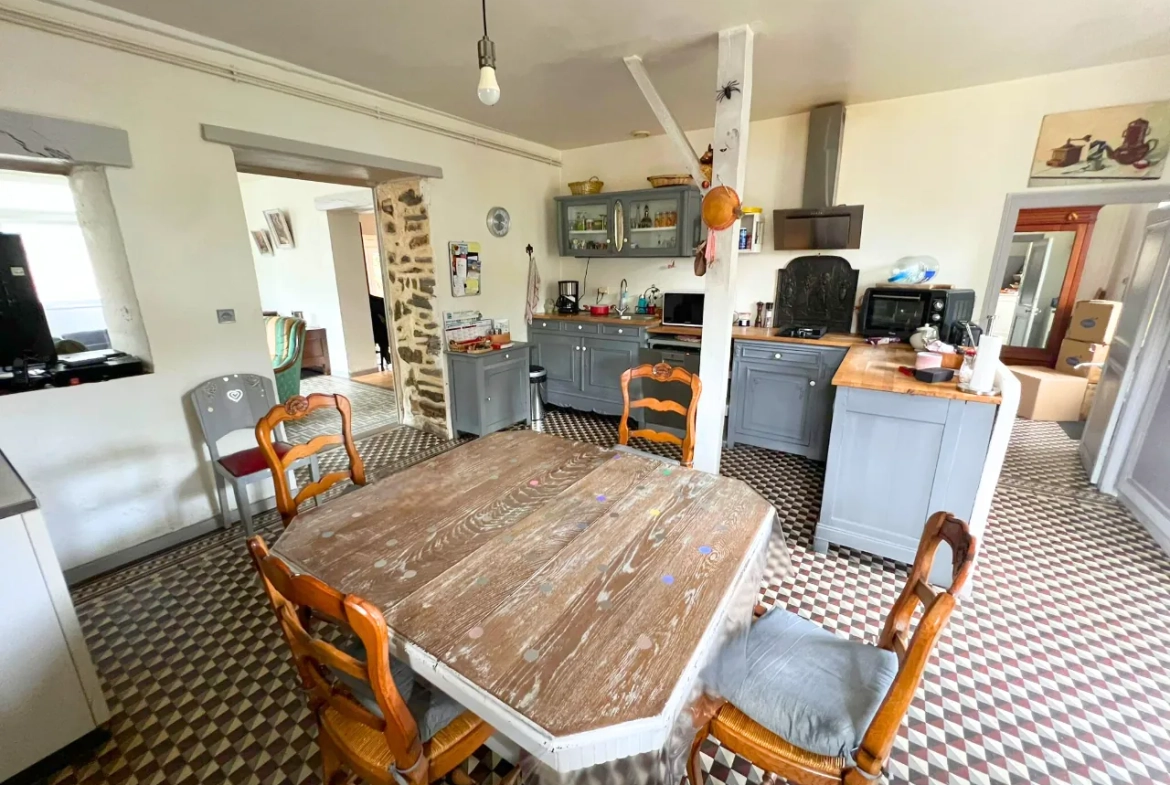 Maison en pierre de 135 m² à Pré-en-Pail avec dépendances et jardin 